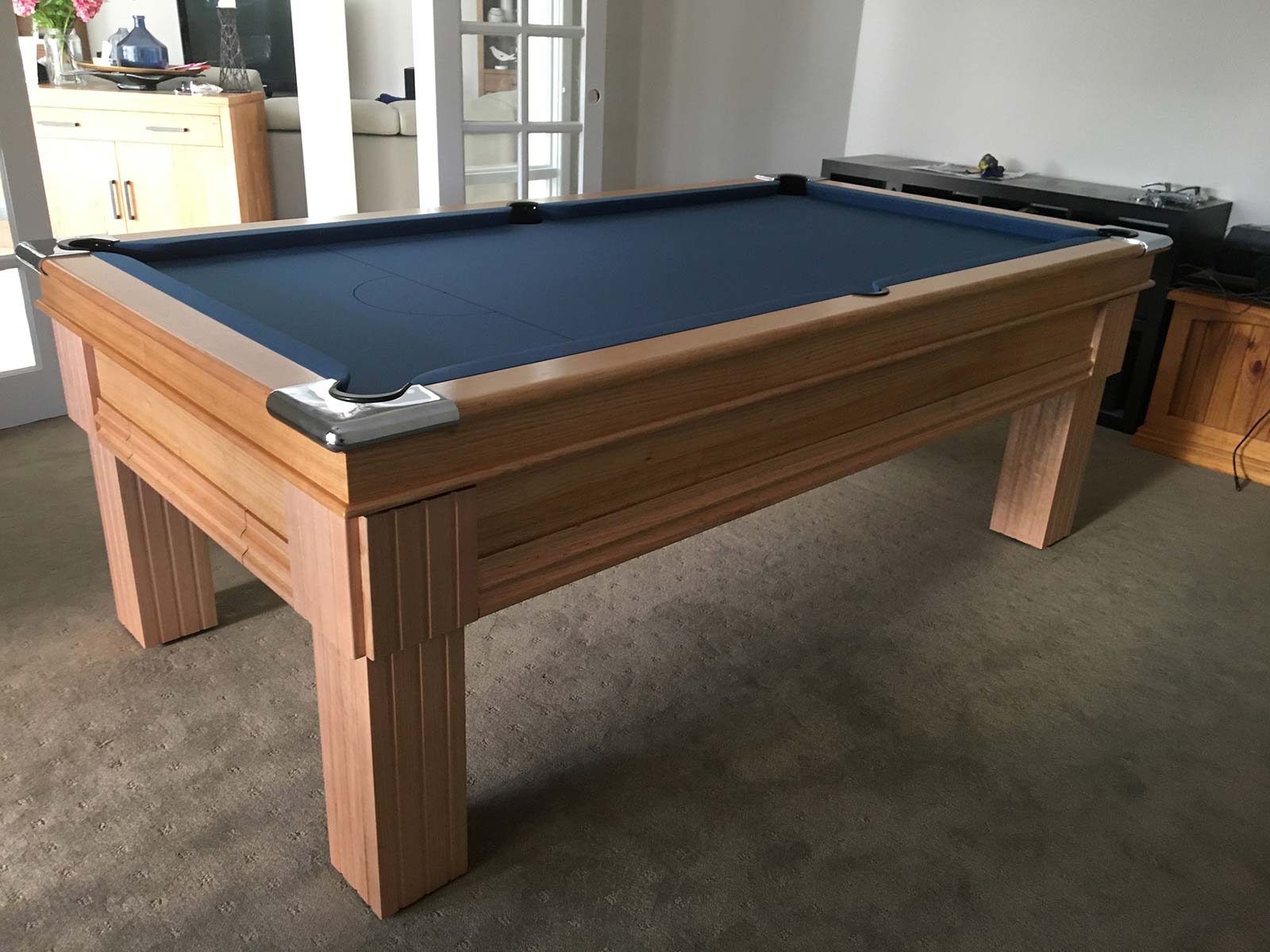 Montreal deluxe ball return pool table